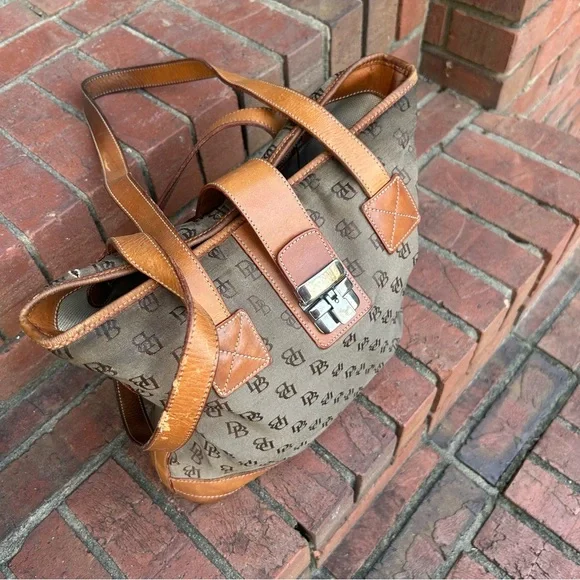 Dooney & Bourke canvas and leather signature shoulder bag - Picture 3 of 16